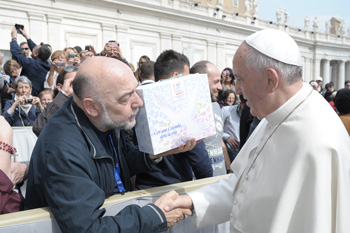 Consegna della colomba Adoces a Papa Francesco